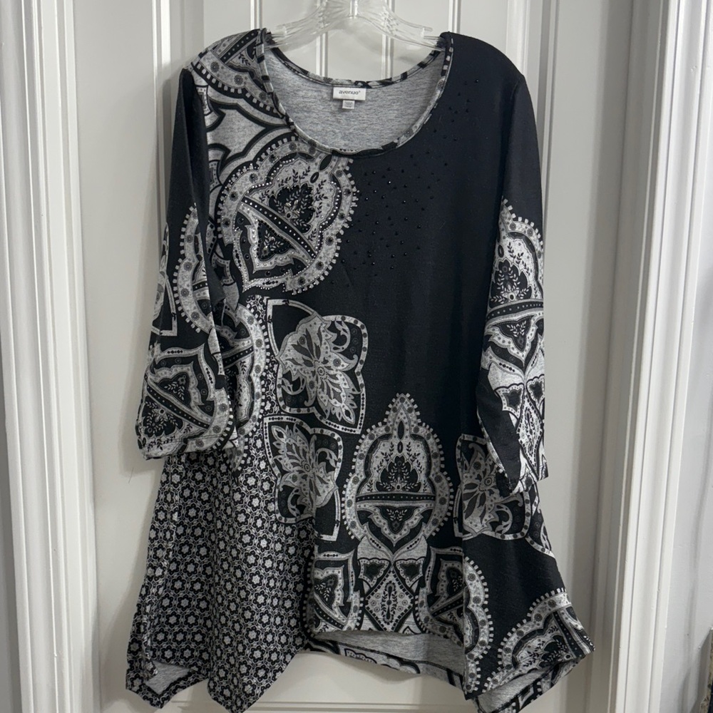 Avenue Black and Gray Knit Top Size 14/16